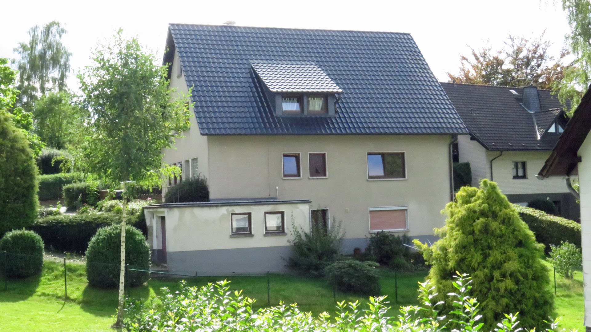 Referenzobjekt, Bestlage in Waldbröl: Ein-/Zweifamilienhaus mit Garage